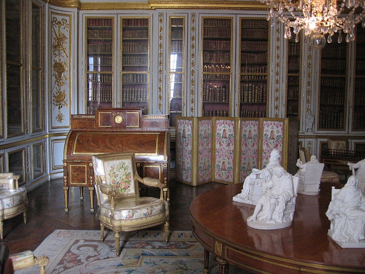 134 Versailles Louis XVI chambers tour.jpg